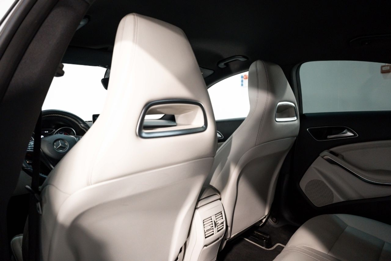 Foto Mercedes-Benz Clase CLA 27