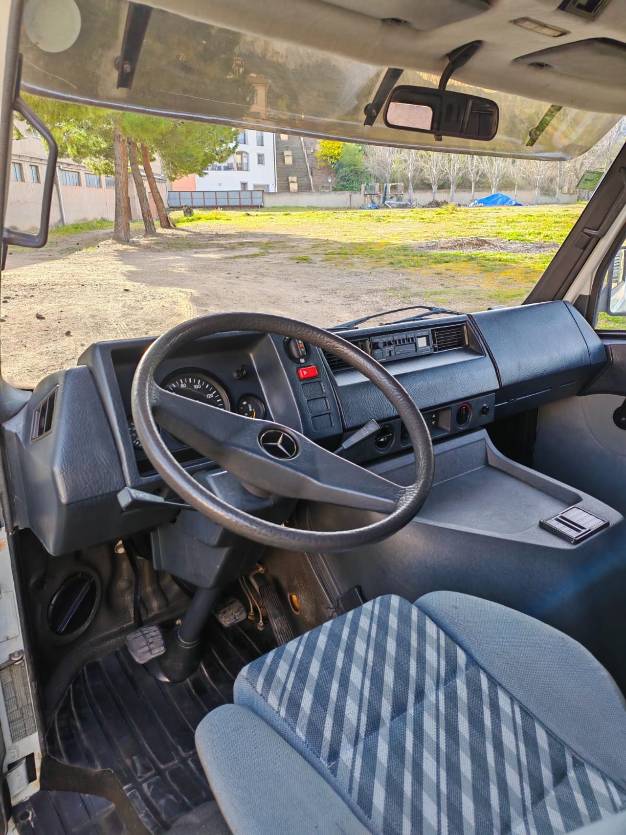 Foto Mercedes-Benz MB 100 27