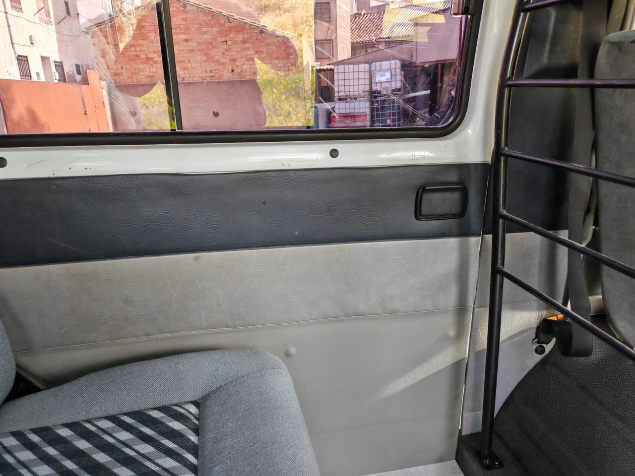 Foto Mercedes-Benz MB 100 41