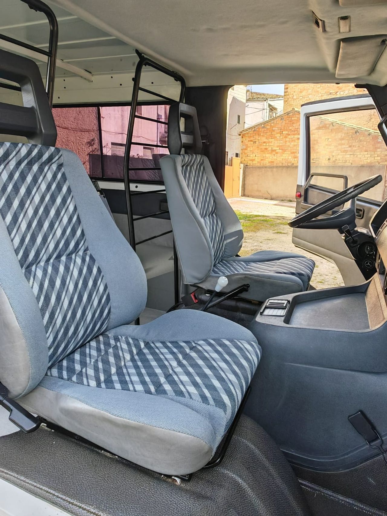 Foto Mercedes-Benz MB 100 43