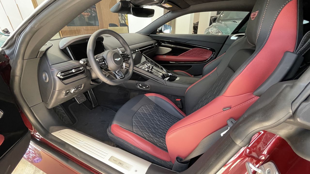 Foto Aston martin DB12 7