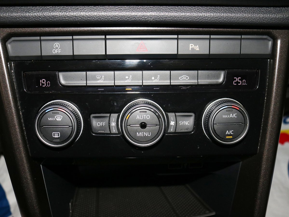 Foto Volkswagen T-Roc 13 Foto Volkswagen T-Roc 13